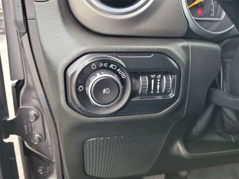 Used 2018 Jeep Wrangler Unlimited Sahara image 15
