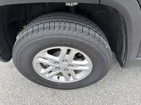 Used 2025 Jeep Grand Cherokee Laredo RWD image 9