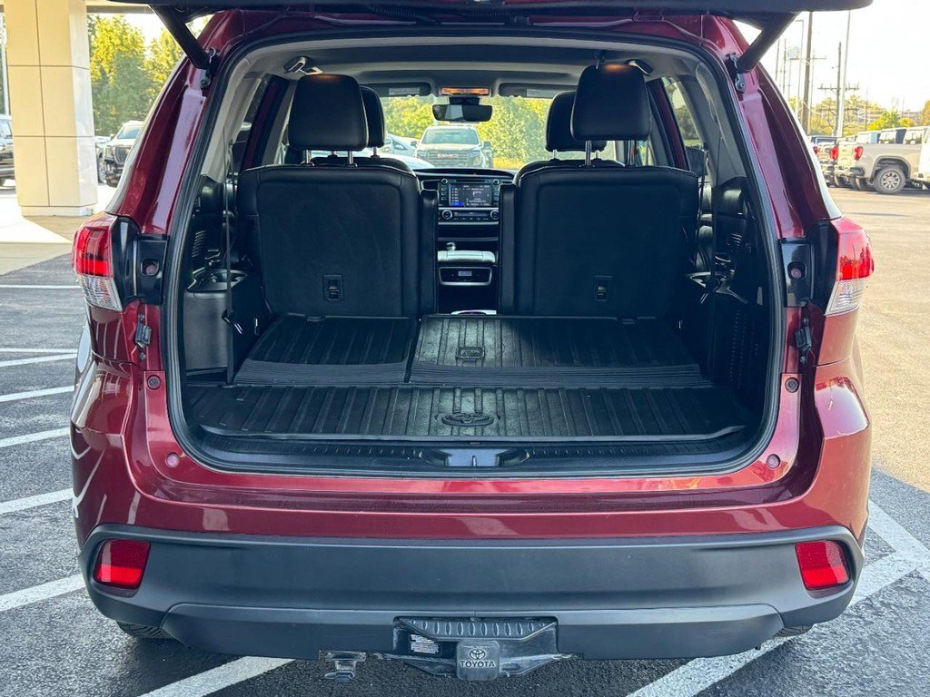 Used 2019 Toyota Highlander SE w/ Nightshade Edition AWD/4WD image 7