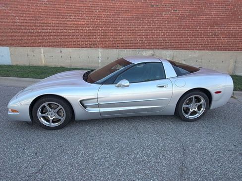 Used 1998 Chevrolet Corvette Coupe w/ Roof Pkg RWD image 2