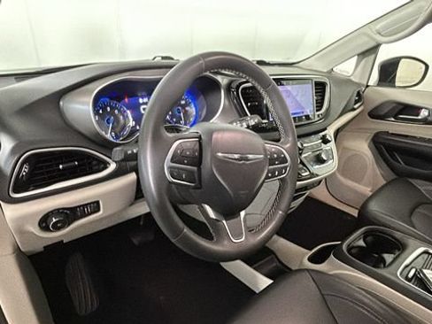 Used 2023 Chrysler Pacifica Touring-L FWD image 13