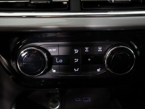 Used 2025 Chevrolet Trax LT w/ LT Convenience Package FWD image 43