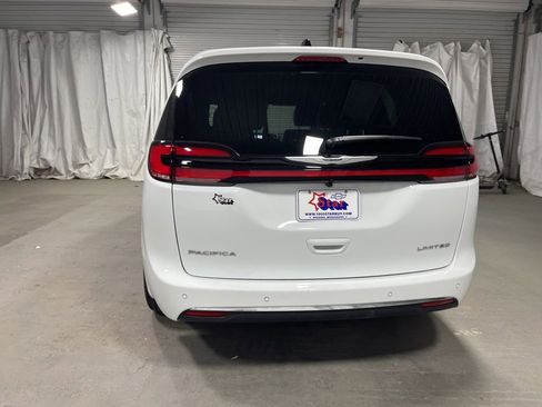 Used 2026 Chrysler Pacifica Limited FWD image 6