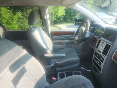 Used 2009 Chrysler Town & Country Touring FWD image 3