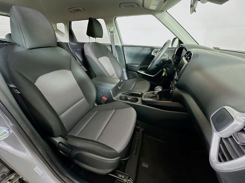 Used 2025 Kia Soul LX w/ LX Technology Package FWD image 29
