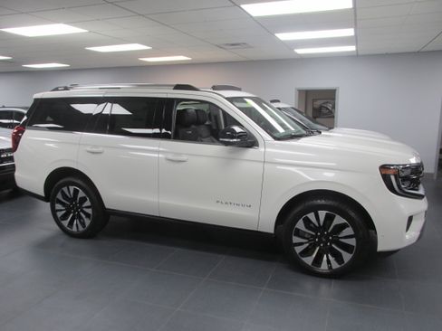 New 2025 Ford Expedition Platinum image 4