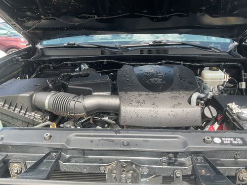 Used 2018 Toyota Tacoma TRD Off-Road AWD/4WD image 15