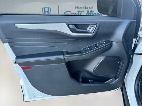 Used 2022 Ford Escape SE w/ SE Sport Appearance Package image 17