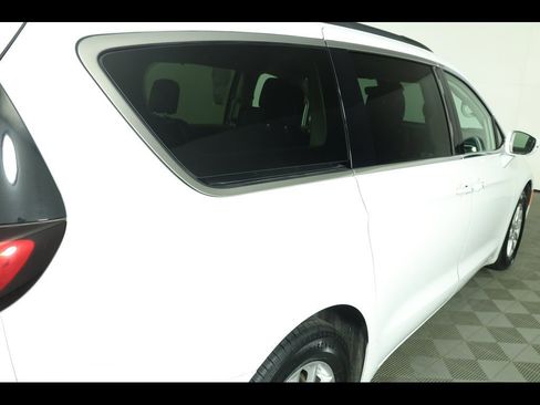 Used 2022 Chrysler Pacifica Touring-L image 19