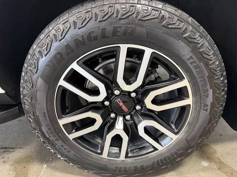 Used 2024 GMC Yukon AT4 w/ Technology Package AWD/4WD image 22