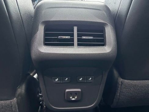 Used 2023 Chevrolet Equinox Premier image 15