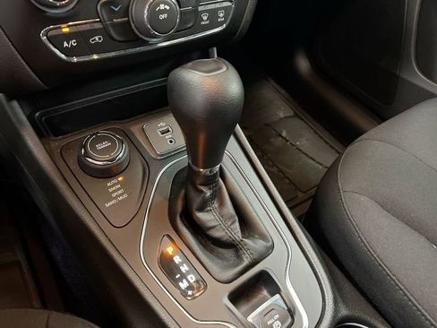 Used 2019 Jeep Cherokee Latitude w/ Popular Appearance Group AWD/4WD image 17
