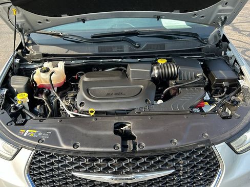 Used 2023 Chrysler Pacifica Touring-L AWD/4WD image 18