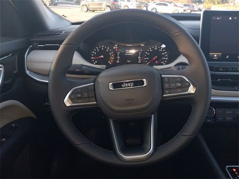 Used 2025 Jeep Compass Limited image 12