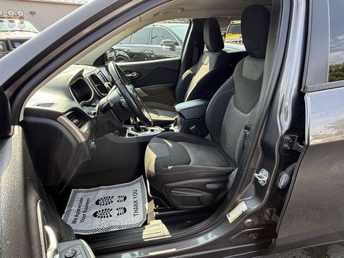 Used 2018 Jeep Cherokee Latitude w/ Altitude Package FWD image 9