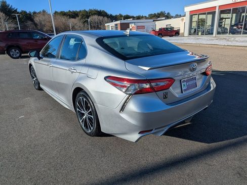 Used 2019 Toyota Camry SE image 3