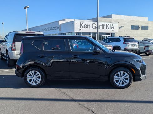 Used 2023 Kia Soul LX image 6