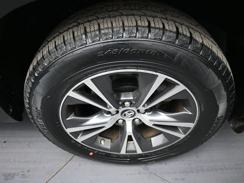 Used 2017 Toyota Highlander LE image 15