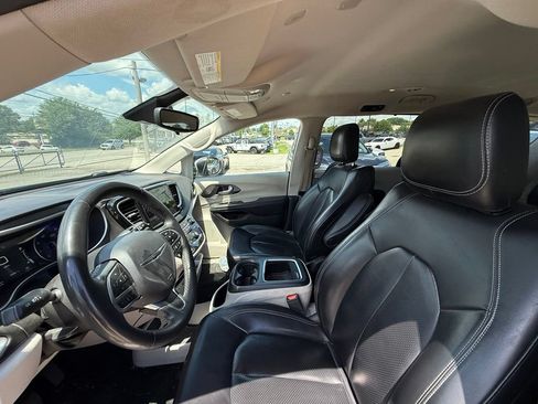 Used 2023 Chrysler Pacifica Touring-L FWD image 12