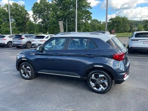 Used 2023 Hyundai Venue Limited FWD image 5