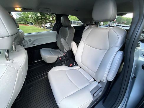 Used 2025 Toyota Sienna XLE FWD image 13