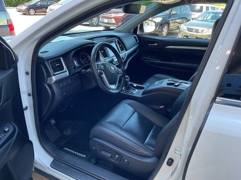 Used 2019 Toyota Highlander XLE AWD/4WD image 14