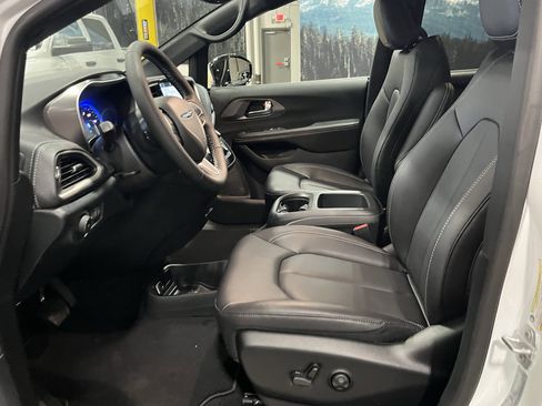 New 2026 Chrysler Pacifica Select FWD image 10