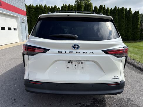 Used 2021 Toyota Sienna XLE w/ XLE Plus Package FWD image 4