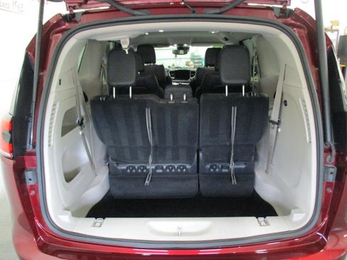 Used 2022 Chrysler Pacifica Touring-L image 15