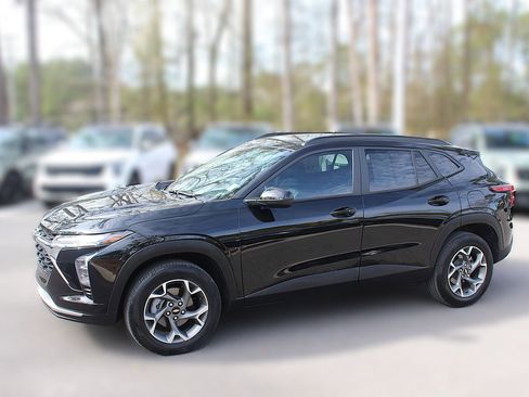 Used 2024 Chevrolet Trax LT w/ LT Convenience Package image 4