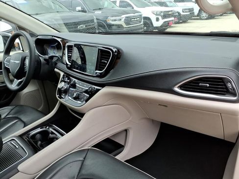 Used 2023 Chrysler Pacifica Limited FWD image 15