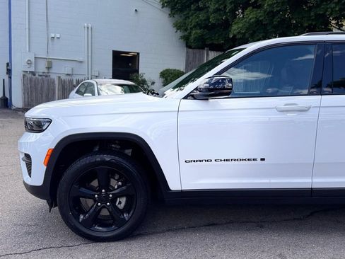 Used 2024 Jeep Grand Cherokee Altitude AWD/4WD image 10