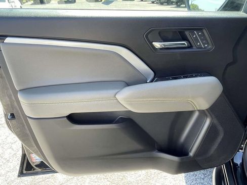 Used 2025 Chevrolet Colorado ZR2 w/ Technology Package AWD/4WD image 15