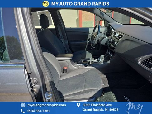 Used 2011 Chrysler 200 Touring FWD image 21