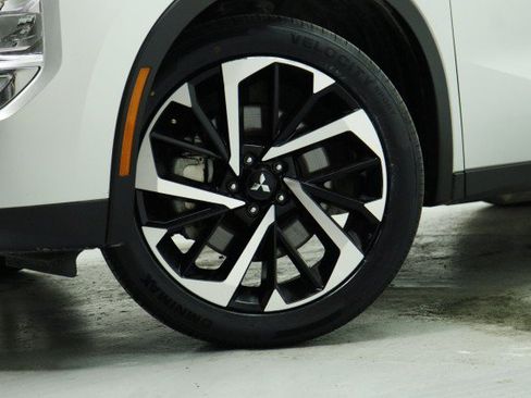 Used 2024 Mitsubishi Outlander SE FWD image 3