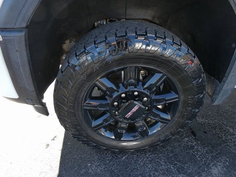 Used 2024 GMC Sierra 2500 AT4 w/ Technology Package image 10