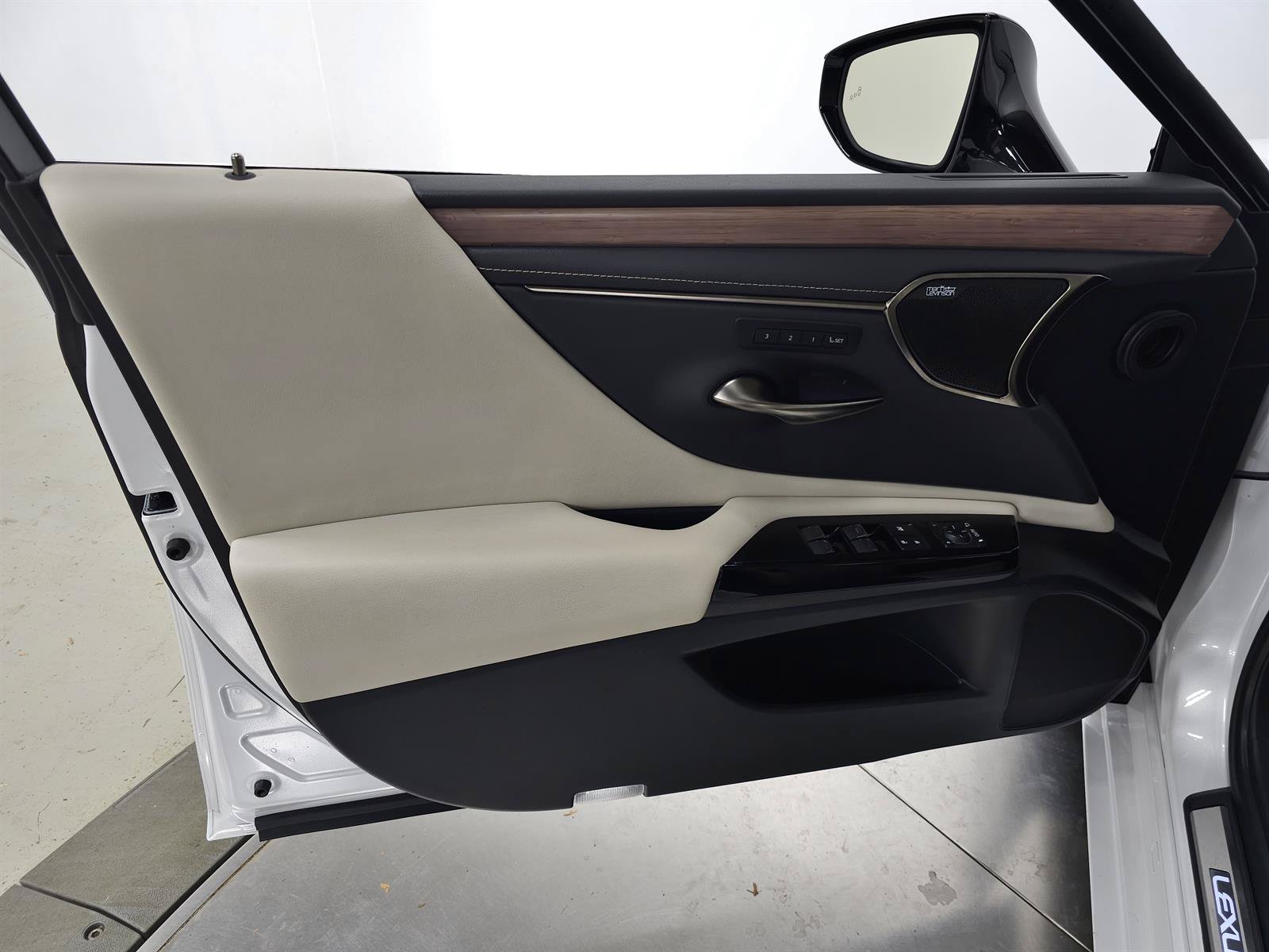 Used 2023 Lexus ES 350 Ultra Luxury w/ Accessory Package (Z2) FWD image 14