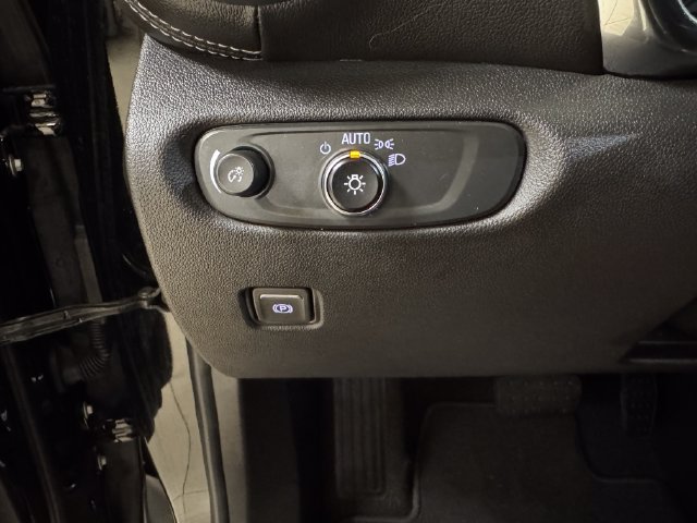 Used 2025 Chevrolet Blazer LT FWD image 10