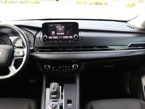 Used 2024 Mitsubishi Outlander ES image 14