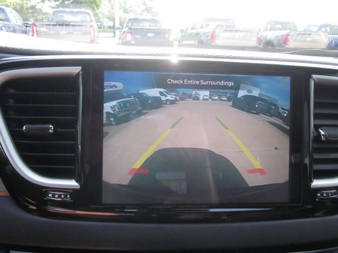 Used 2025 Chrysler Pacifica Select FWD image 18