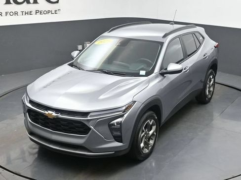 Used 2025 Chevrolet Trax LT w/ Driver Confidence Package FWD image 47
