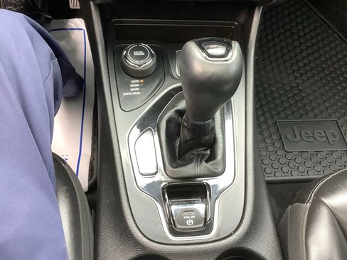 Used 2020 Jeep Cherokee Latitude Plus w/ Cold Weather Group AWD/4WD image 20