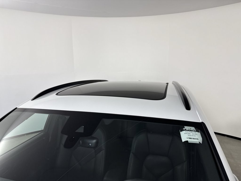 Certified 2025 Porsche Macan AWD/4WD image 17