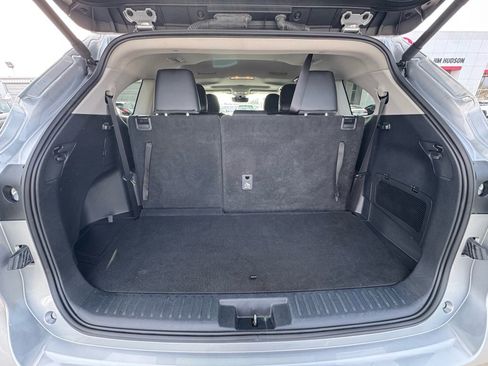 Used 2024 Toyota Highlander XLE image 12