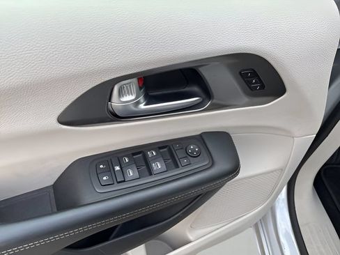Used 2024 Chrysler Pacifica Touring-L FWD image 20