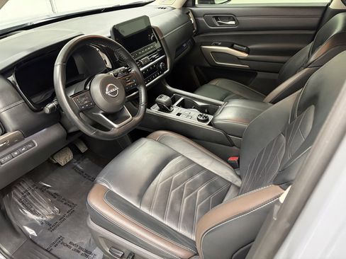 Used 2023 Nissan Pathfinder Platinum w/ Lighting Package (N92) image 15