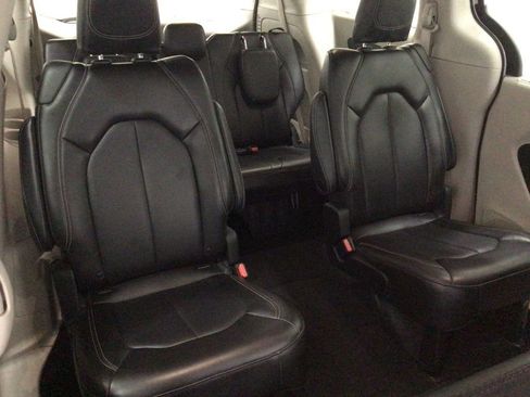 Used 2023 Chrysler Pacifica Touring-L FWD image 31