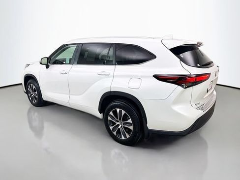 Used 2024 Toyota Highlander XLE AWD/4WD image 5