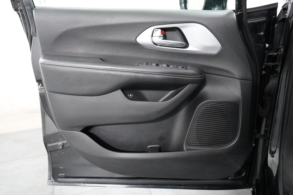 Used 2020 Chrysler Pacifica Touring-L w/ S Appearance Package FWD image 28
