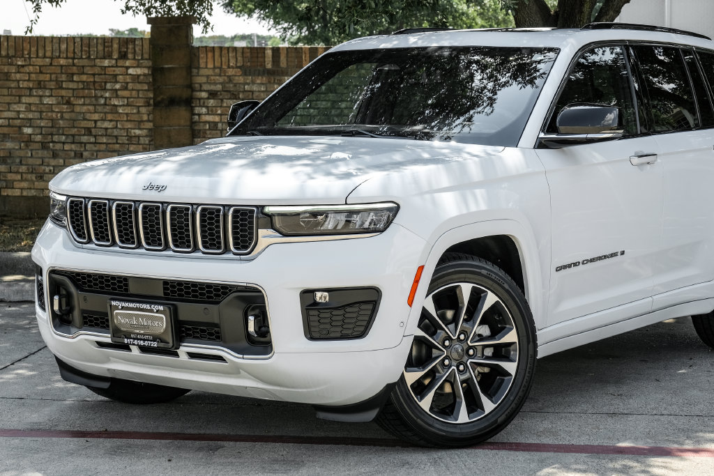 Used 2022 Jeep Grand Cherokee Overland w/ Luxury Tech Group IV AWD/4WD image 13